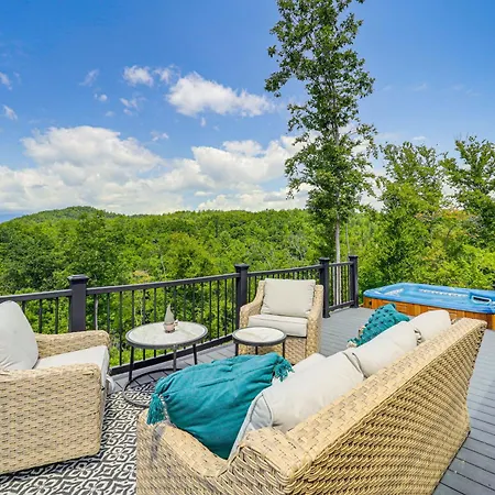 Secluded Lenoir Tiny Home With Private Hot Tub!